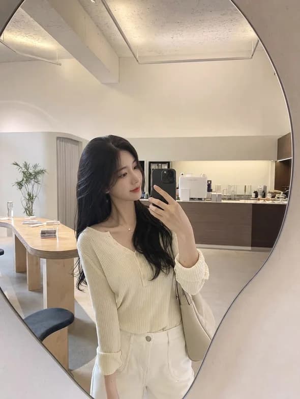 카페에 앉은 모델의 일상